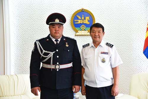 Монгол улсын аварга, цагдаагийн дэд хурандаа Э.Оюунболдод  Цагдаагийн ерөнхий газрын удирдлагууд хүндэтгэл үзүүллээ