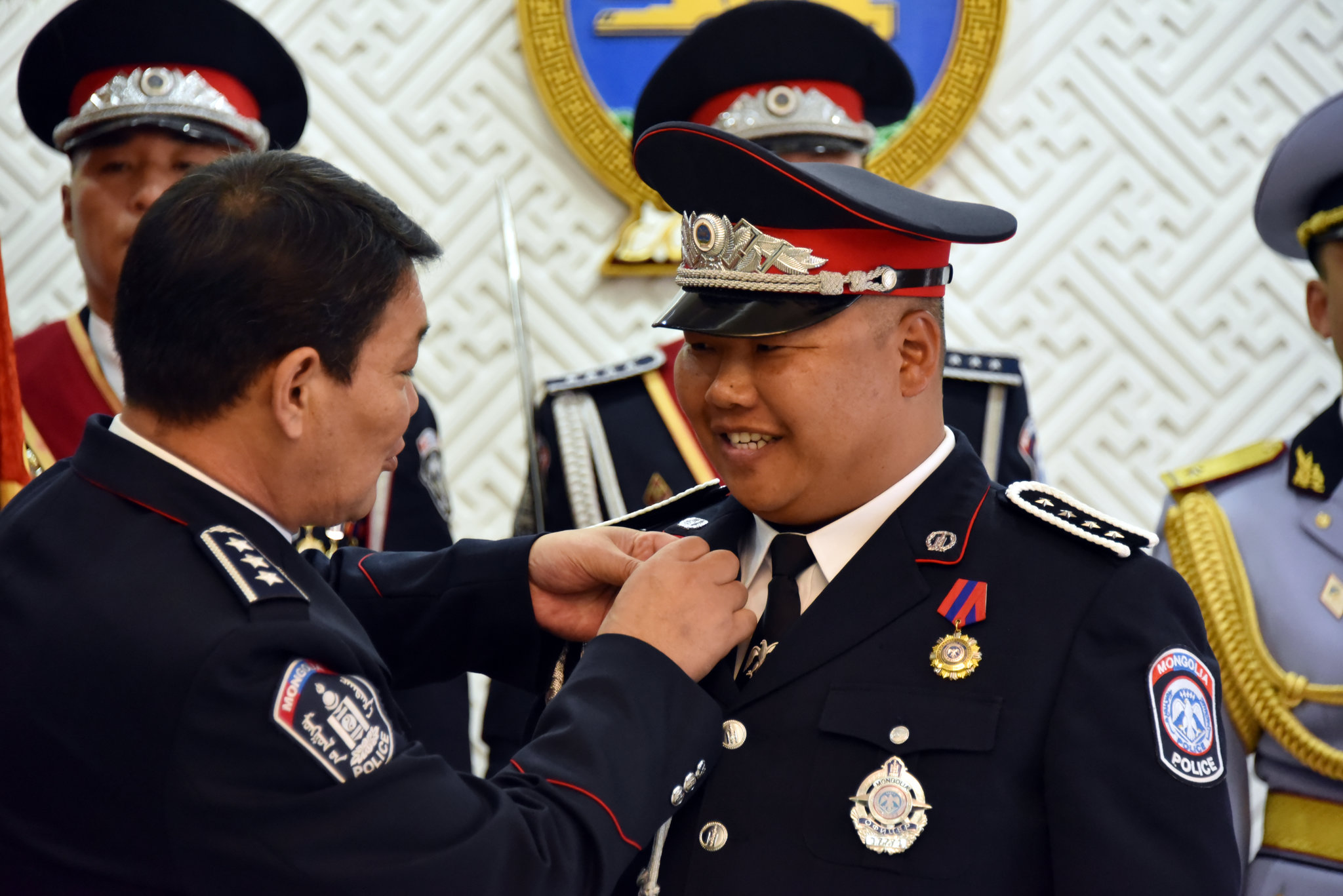 Цагдаа, дотоодын цэргийн алба хаагчдад цол, шагнал гардуулах ёслолын ажиллагаа зохион байгуулагдлаа