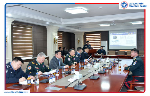 Монгол Улсын Ерөнхийлөгчийн Батлан хамгаалах, цэргийн бодлогын зөвлөх, бригадын генерал Д.Баасандамба цагдаа, дотоодын цэргийн байгууллагын үйл ажиллагаатай танилцлаа