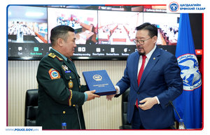 Монгол Улсын Их Хурлын дарга Г.Занданшатар “Энхийг дэмжих ажиллагаанд оролцох тухай хууль”-ийн шинэчилсэн найруулгыг гардуулан өглөө