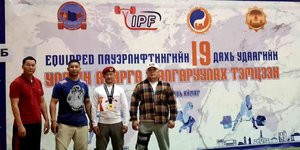 Пауэрлифтингийн тэмцээнд амжилттай оролцож, тэргүүллээ