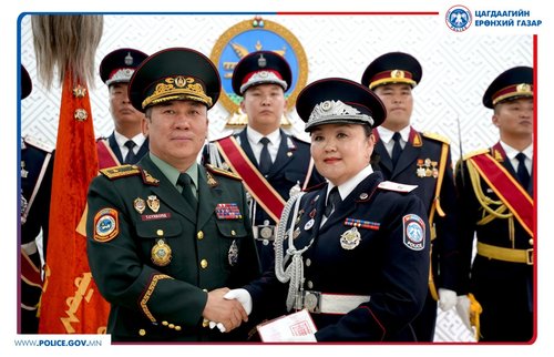 Алба хаагчдад цол, шагнал гардууллаа