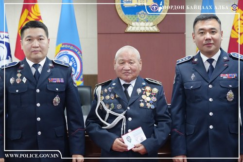 Цагдаагийн дэд хурандаа Б.Ганболдод хүндэтгэл үзүүллээ