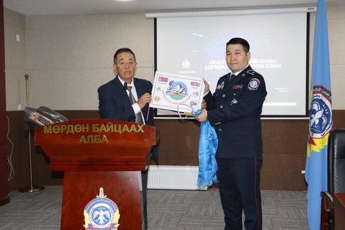Ахмад ажилтан, цагдаагийн хурандаа Д.Цэрэндоржид хүндэтгэл үзүүллээ